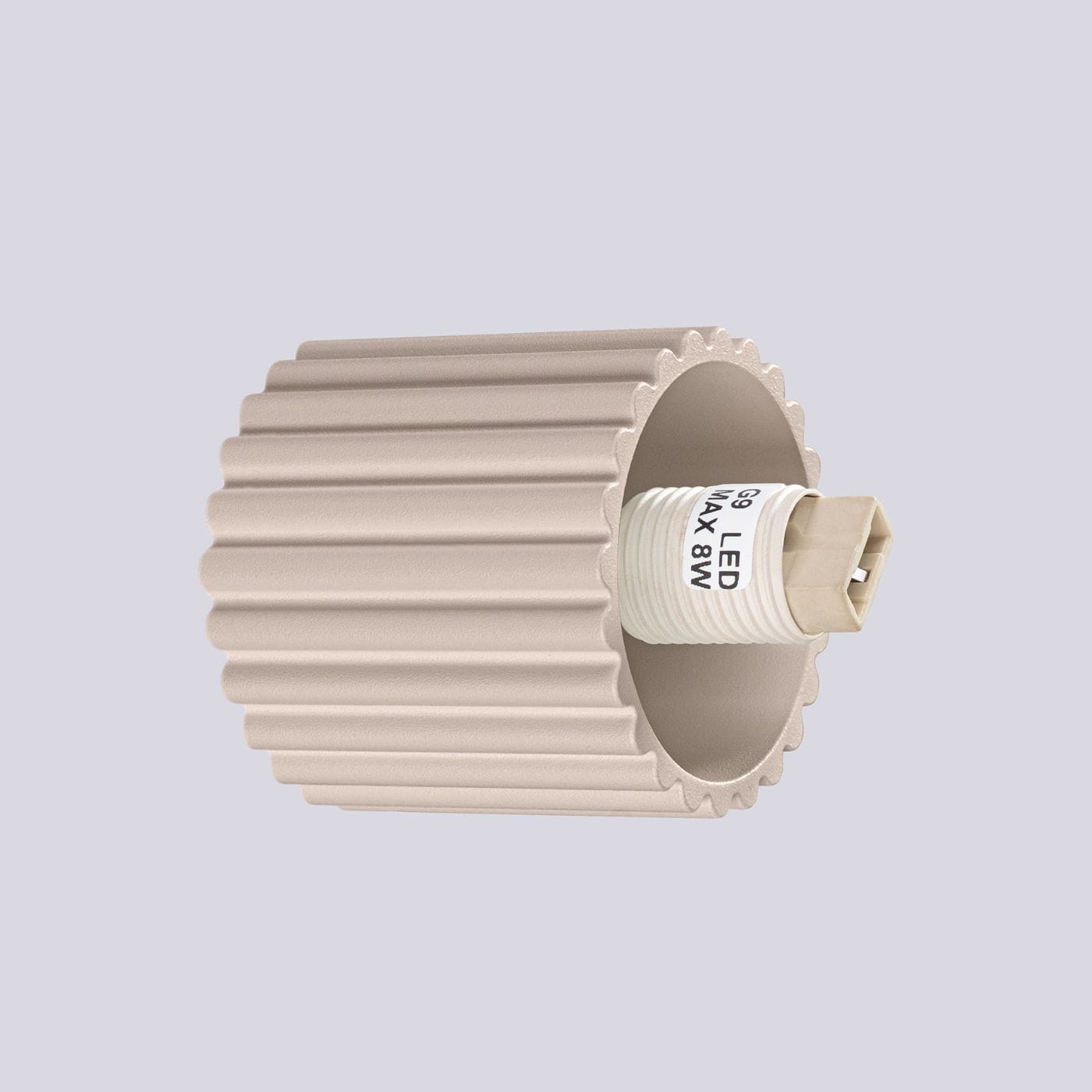 Kinkiet Halo 1xG9 IP44 w kolorze taupe, o cylindrycznym kształcie z rowkowaną fakturą. Widoczny gwint G9 wewnątrz, przeznaczony do żarówek LED maks. 8W. Ujęcie pod kątem, na jednolitym tle.