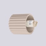 Kinkiet Halo 1xG9 IP44 w kolorze taupe, o cylindrycznym kształcie z rowkowaną fakturą. Widoczny gwint G9 wewnątrz, przeznaczony do żarówek LED maks. 8W. Ujęcie pod kątem, na jednolitym tle.