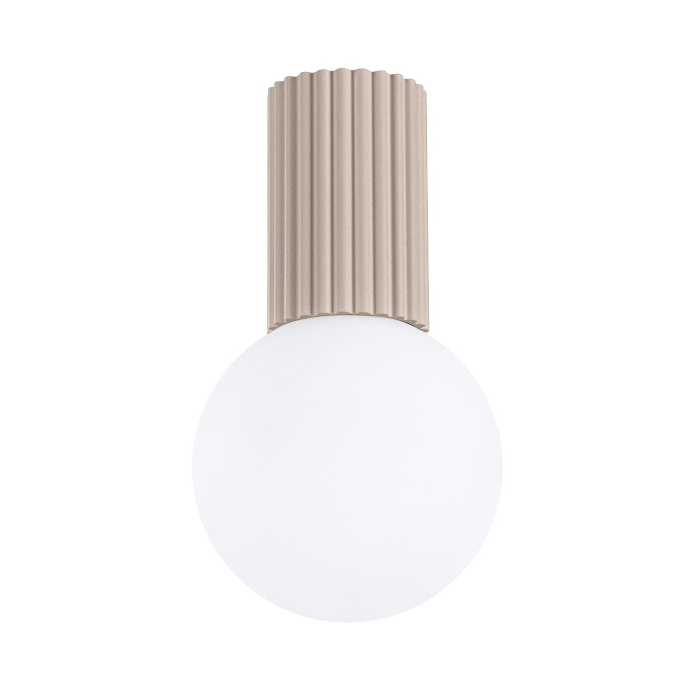 Lampa sufitowa Halo w kolorze taupe z kloszem w kształcie półkuli. Posiada żeberkowany uchwyt montażowy. Ujęcie frontalne, produkt zamontowany, idealny do wnętrz. Wysoka klasa ochrony IP44 zapewnia odporność na wilgoć.
