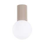 Lampa sufitowa Halo w kolorze taupe z kloszem w kształcie półkuli. Posiada żeberkowany uchwyt montażowy. Ujęcie frontalne, produkt zamontowany, idealny do wnętrz. Wysoka klasa ochrony IP44 zapewnia odporność na wilgoć.