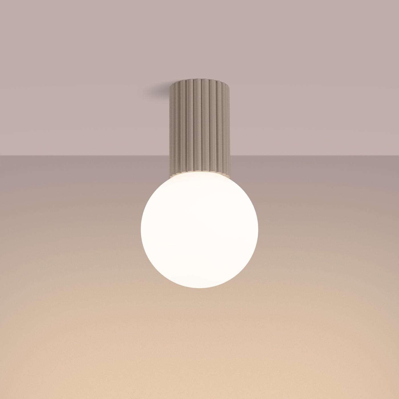 Lampa sufitowa Halo 1xG9 IP44 w kolorze taupe z cylindrycznym kloszem, z białą, okrągłą żarówką. Zawieszona na gładkim, teksturowanym uchwycie. Prosty design, idealna do nowoczesnych wnętrz.