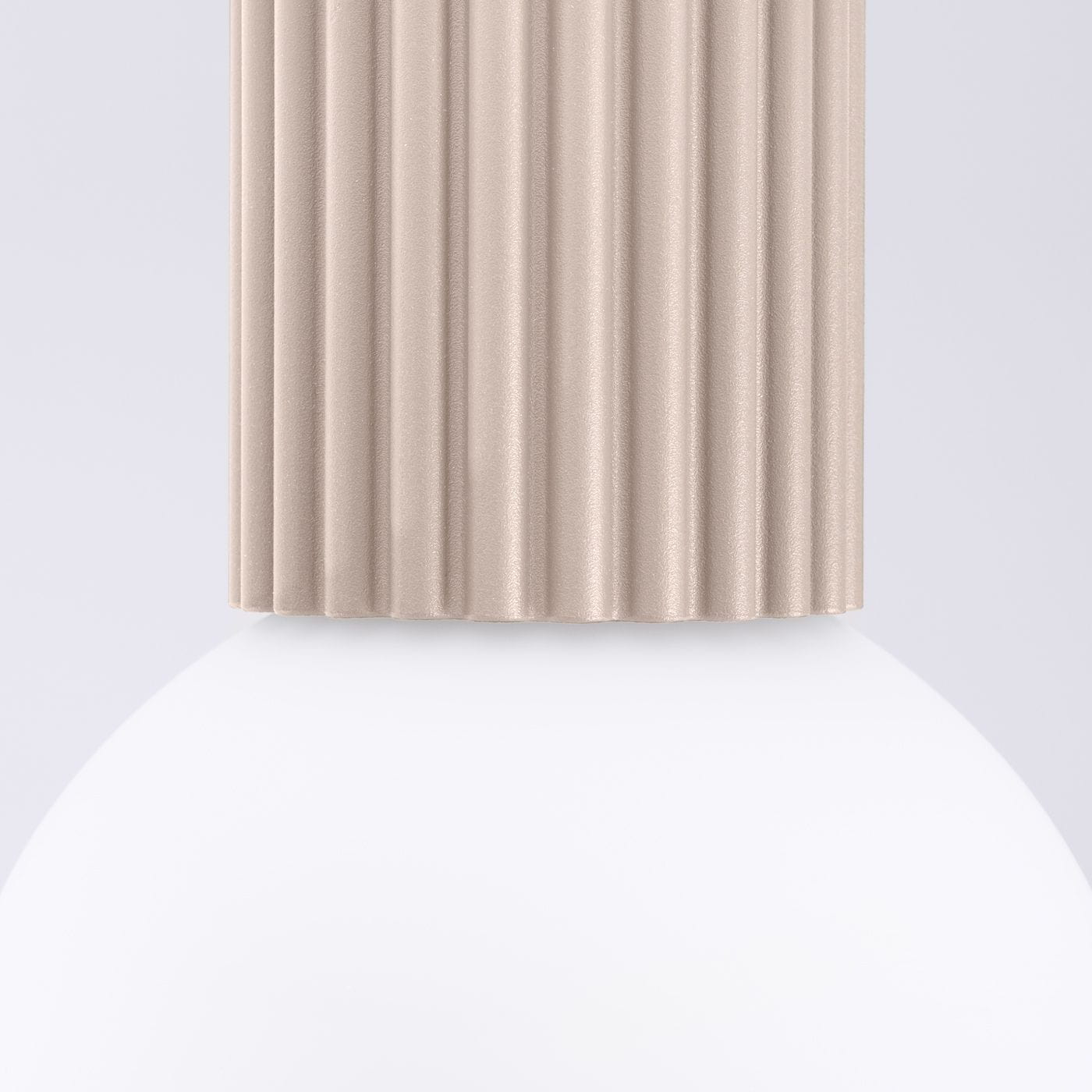 Lampa sufitowa Halo w kolorze taupe z żebrowanym kloszem i białą, okrągłą podstawą. Ujęcie z bliska, pokazujące detale tekstury klosza. Produkt przeznaczony do montażu sufitowego, IP44, nadaje się do użytku w wilgotnych pomieszczeniach.