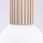 Lampa sufitowa Halo w kolorze taupe z żebrowanym kloszem i białą, okrągłą podstawą. Ujęcie z bliska, pokazujące detale tekstury klosza. Produkt przeznaczony do montażu sufitowego, IP44, nadaje się do użytku w wilgotnych pomieszczeniach.