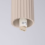 Lampa sufitowa Halo w kolorze taupe z żebrowanym kloszem, przeznaczona na żarówkę G9. Widok z góry, ukazujący gniazdo oraz oznaczenie maksymalnej mocy 8W LED. IP44 zapewnia odporność na wilgoć.