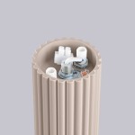 Lampa sufitowa Halo w kolorze taupe z oprawą na jedną żarówkę G9. Widoczna struktura z rowkami, elementy mocujące oraz złącza elektryczne wewnątrz. Ujęcie z boku, pokazujące detal konstrukcji.