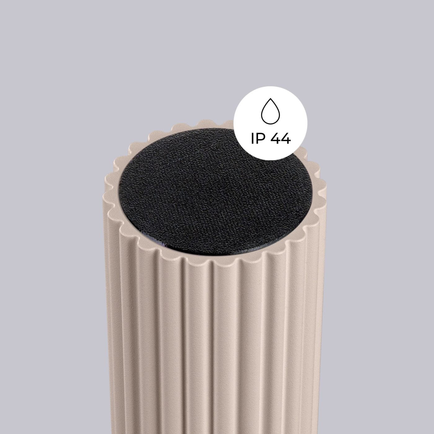 Lampa sufitowa Halo w kolorze taupe, z okrągłym szczytem w czarnym kolorze. Wyróżnia się fakturą z rowkami oraz oznaczeniem IP44, co wskazuje na odporność na wilgoć. Ujęcie z góry, na jednolitym tle.