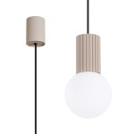 Lampa wisząca Halo w kolorze taupe z okrągłym kloszem z białego szkła. Posiada teksturowany, żeberkowy element montażowy, zawieszona na czarnym przewodzie. Ujęcie frontalne, ukazujące górną część lampy i klosz.