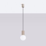 Lampa wisząca Halo 1xG9 w kolorze taupe z okrągłym kloszem z białego szkła. Zawieszona na cienkim, czarnym przewodzie, z cylindrycznym mocowaniem sufitowym w kolorze taupe. Prosty, nowoczesny design, idealna do aranżacji wnętrz.