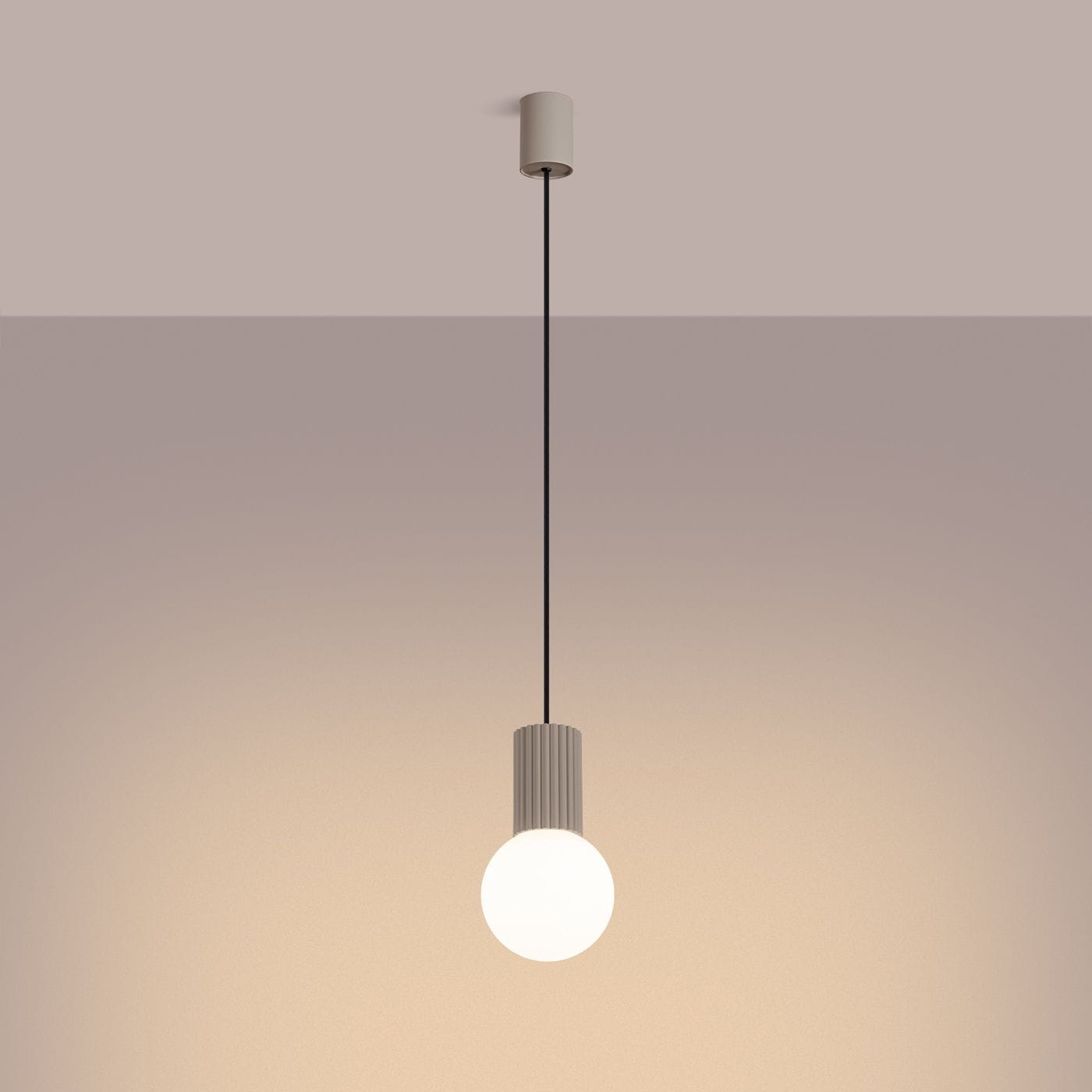 Lampa wisząca Halo 1xG9 w kolorze taupe, z okrągłym, białym kloszem i pionowym, teksturowanym uchwytem. Zawieszona na cienkim, czarnym przewodzie. Prosty design, idealna do nowoczesnych wnętrz.