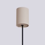Lampa wisząca Halo w kolorze taupe z cylindrycznym kloszem i czarnym przewodem. Klosz ma matową teksturę, zawieszony jest w pionie, co podkreśla jego prostą formę. Idealna do nowoczesnych wnętrz.