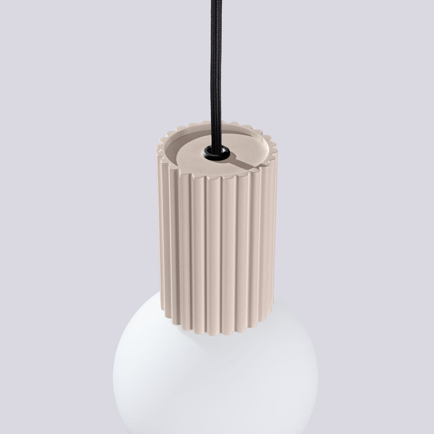 Lampa wisząca Halo 1xG9 w kolorze taupe, z cylindrycznym kloszem o teksturowanej powierzchni i białą, szklaną kulą. Zawieszona na czarnym przewodzie, widoczne detale mocowania. Ujęcie z góry, podkreślające kształt i fakturę elementów.