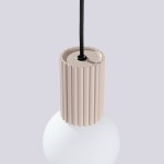 Lampa wisząca Halo 1xG9 w kolorze taupe, z cylindrycznym kloszem o teksturowanej powierzchni i białą, szklaną kulą. Zawieszona na czarnym przewodzie, widoczne detale mocowania. Ujęcie z góry, podkreślające kształt i fakturę elementów.