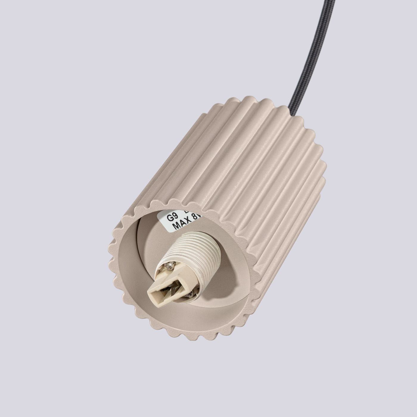 Lampa wisząca Halo w kolorze taupe, z teksturowanym, żłobionym kloszem. Widoczny gwint G9 na maksymalne 81 W. Produkt pokazany z boku, zawieszony na czarnym przewodzie.