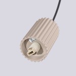 Lampa wisząca Halo w kolorze taupe, z teksturowanym, żłobionym kloszem. Widoczny gwint G9 na maksymalne 81 W. Produkt pokazany z boku, zawieszony na czarnym przewodzie.