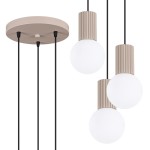 Lampa wisząca Halo z trzema kloszami typu G9 w kolorze taupe. Okrągła podsufitka w odcieniu taupe, z trzema czarnymi przewodami. Klosze mają teksturowane, żeberkowane wykończenie i okrągłe, mleczne szkło.