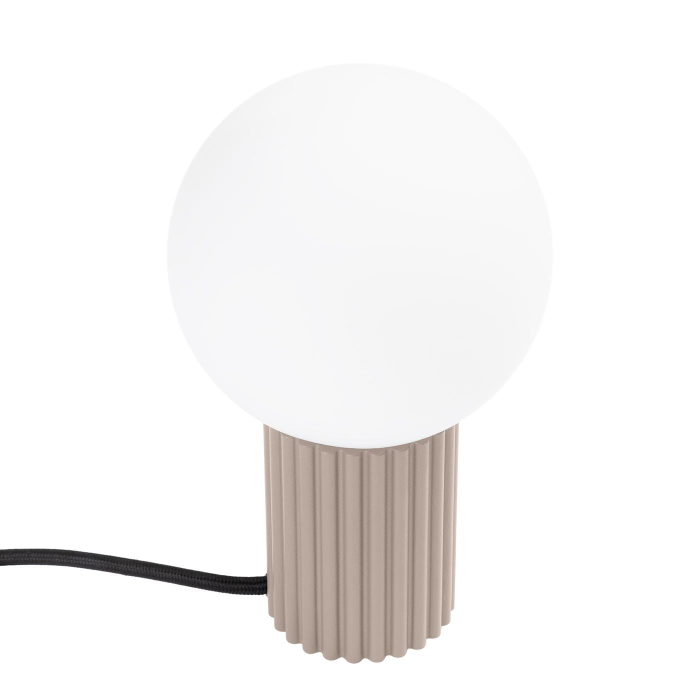Lampa stołowa Halo 1xG9 w kolorze taupe z okrągłą, białą kloszem i żłobioną podstawą. Ujęcie z boku, kabel zasilający w czarnym kolorze widoczny obok. Prosta, nowoczesna forma, idealna do różnych aranżacji wnętrz.