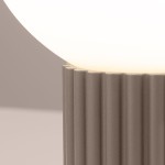 Lampa stołowa Halo z podstawą w kolorze taupe, z wyraźnym rowkowaniem. Górna część z mlecznego szkła, emitująca miękkie światło. Ujęcie zbliżeniowe na detal podstawy, podkreślające teksturę i materiał.