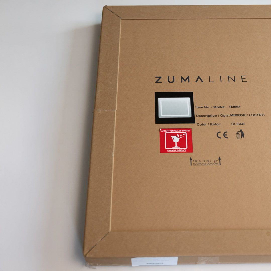 Lustro podświetlane 70x50 cm w prostokątnej ramie, z białym podświetleniem LED, model D3003. Widoczne logo ZUMALINE oraz informacje o produkcie na opakowaniu. Tło neutralne, kartonowe.