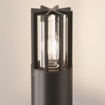 Lampa ogrodowa Barrel H75, stojąca, w kolorze grafitowym. Okrągła podstawka z matowego metalu, osłona z przezroczystego szkła z dekoracyjnymi żeberkami. Widoczna żarówka E27 wewnątrz. Ujęcie z góry, podkreślające detale konstrukcji.