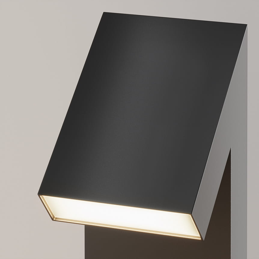 Lampa ogrodowa LED Guss H90, moc 15W, barwa 3000K, w kolorze grafitowym. Ujęcie zbliżeniowe na prostokątną, kątową głowicę, z białym źródłem światła widocznym wewnątrz. Minimalistyczny design, matowa powierzchnia, zamontowana na prostym słupku.