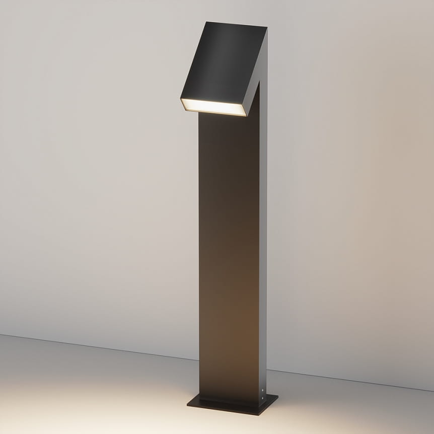 Lampa ogrodowa LED Guss H90 o mocy 15W, kolor grafitowy. Stojąca, prostokątna konstrukcja z nachyloną głowicą, emitująca ciepłe światło (3000K). Prosta forma, metaliczna powierzchnia, na jednolitym tle.