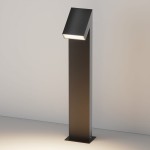 Lampa ogrodowa LED Guss H90 o mocy 15W, kolor grafitowy. Stojąca, prostokątna konstrukcja z nachyloną głowicą, emitująca ciepłe światło (3000K). Prosta forma, metaliczna powierzchnia, na jednolitym tle.