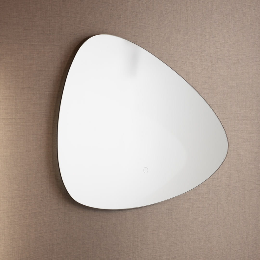 Lustro podświetlane bezramkowe w kształcie trójkąta, o wymiarach 70x50 cm, z LED 24W CCT. Zamontowane na ścianie, z gładką, lustrzaną powierzchnią i minimalistycznym designem. Widoczny przycisk do włączania podświetlenia.
