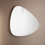Lustro podświetlane bezramkowe w kształcie trójkąta, o wymiarach 70x50 cm, z LED 24W CCT. Zamontowane na ścianie, z gładką, lustrzaną powierzchnią i minimalistycznym designem. Widoczny przycisk do włączania podświetlenia.
