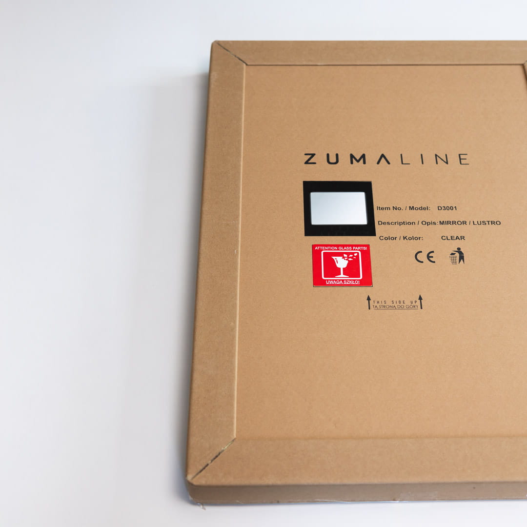 Lustro podświetlane 70x50 cm, bezramkowe, trójkątne, LED 24W CCT. Widoczna opakowanie z logo ZUMALINE oraz informacją o kolorze CLEAR. Znak ostrzegawczy dotyczący szkła. Produkt leżący na białym tle.