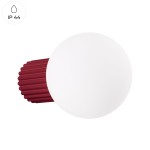 Kinkiet Halo 1xG9 IP44 w kolorze burgundowym z żebrowanym uchwytem. Okrągła, mleczna kula lampy umieszczona na dekoracyjnym elemencie, widok z góry. Przeznaczony do użytku wewnętrznego i na zewnątrz.