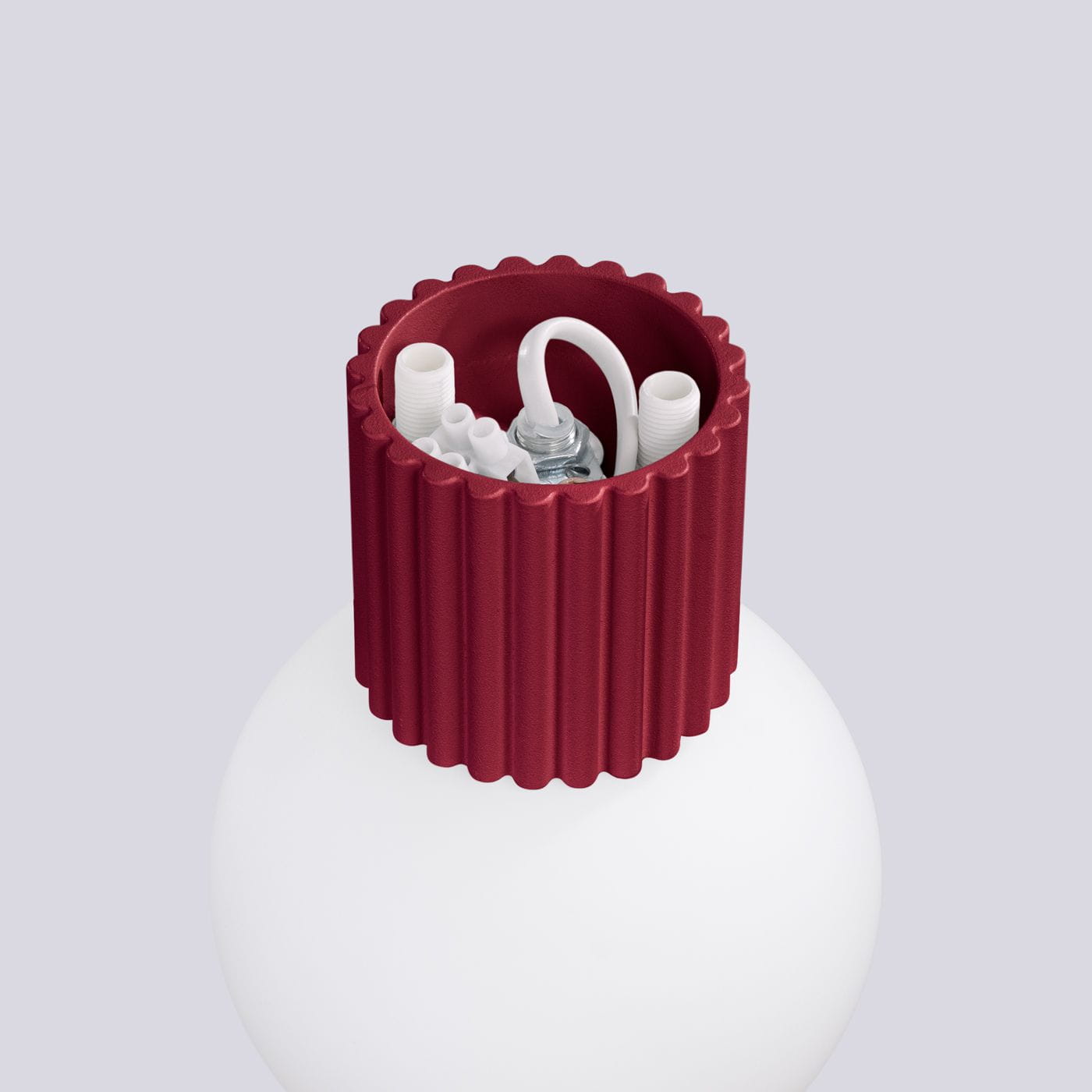 Kinkiet Halo 1xG9 IP44 w kolorze burgundowym z teksturowanym uchwytem, widoczny od góry. Wnętrze z białymi przewodami i metalowym mocowaniem. Biała kula lampy u dołu, na jednolitym tle.