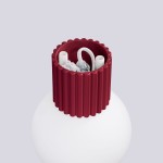 Kinkiet Halo 1xG9 IP44 w kolorze burgundowym z teksturowanym uchwytem, widoczny od góry. Wnętrze z białymi przewodami i metalowym mocowaniem. Biała kula lampy u dołu, na jednolitym tle.