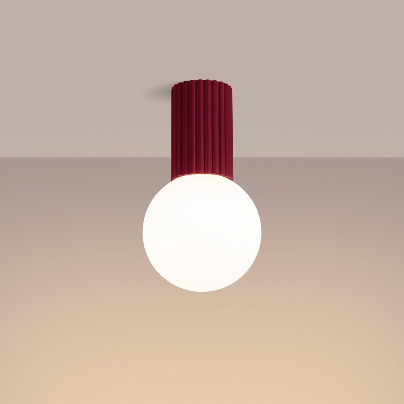 Lampa sufitowa Halo z jednym źródłem światła G9, z burgundowym, teksturowanym kloszem w formie cylindrycznej oraz okrągłą, białą kulą. Zawieszona na gładkim tle, w pozycji wiszącej, idealna do nowoczesnych wnętrz.