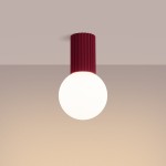 Lampa sufitowa Halo z jednym źródłem światła G9, z burgundowym, teksturowanym kloszem w formie cylindrycznej oraz okrągłą, białą kulą. Zawieszona na gładkim tle, w pozycji wiszącej, idealna do nowoczesnych wnętrz.
