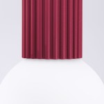 Lampa sufitowa Halo z burgundowym, żebrowanym kloszem oraz białym, okrągłym abażurem. Widok z bliska ukazuje teksturę klosza i gładką powierzchnię abażuru. Produkt w kolorze burgundowym, z miejscem na żarówkę G9.