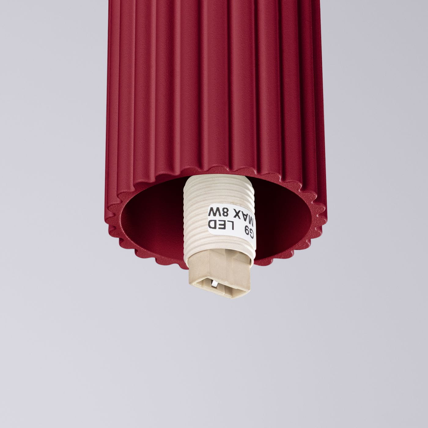 Burgundowa lampa sufitowa Halo z jedną oprawą G9, o fakturze żłobionej. Widok z dołu, z zamontowanym gniazdem na źródło światła, maksymalna moc 8 W. Idealna do wnętrz z ochroną IP44.