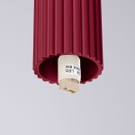 Burgundowa lampa sufitowa Halo z jedną oprawą G9, o fakturze żłobionej. Widok z dołu, z zamontowanym gniazdem na źródło światła, maksymalna moc 8 W. Idealna do wnętrz z ochroną IP44.