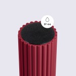Lampa sufitowa Halo w kolorze burgundowym, o cylindrycznym kształcie z rowkowaną powierzchnią. Widoczny detal: oznaczenie IP44 na górnej części, co wskazuje na odporność na wilgoć. Produkt w pozycji pionowej.