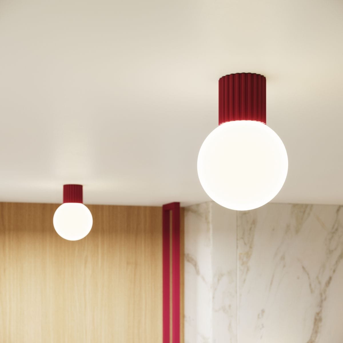 Lampa sufitowa Halo 1xG9 IP44 w kolorze burgundowym, z okrągłym, białym kloszem i żebrowanym uchwytem. Umieszczona na suficie, z widocznymi detalami montażowymi. Tło w jasnych odcieniach drewna i marmuru.