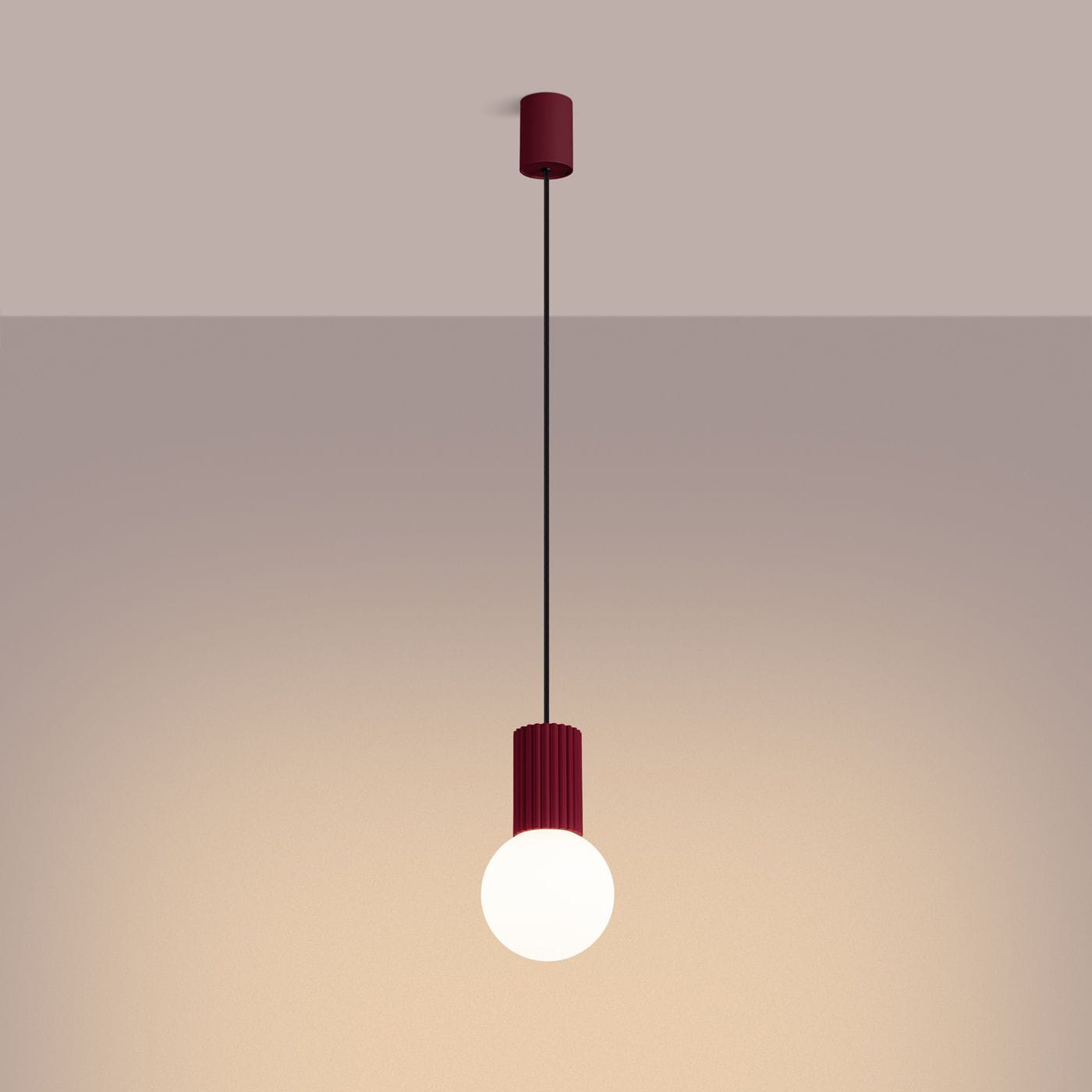 Lampa wisząca Halo 1xG9 w kolorze burgundowym, z okrągłą, białą żarówką i teksturowanym kloszem. Zawieszona na cienkim czarnym kablu, w pozycji pionowej, na jednolitym tle. Idealna do nowoczesnych wnętrz.