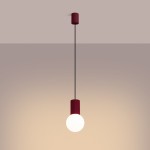 Lampa wisząca Halo 1xG9 w kolorze burgundowym, z okrągłą, białą żarówką i teksturowanym kloszem. Zawieszona na cienkim czarnym kablu, w pozycji pionowej, na jednolitym tle. Idealna do nowoczesnych wnętrz.
