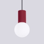 Lampa wisząca Halo 1xG9 w kolorze burgundowym, z teksturowanym kloszem w kształcie kuli z białego szkła, zawieszona na czarnym przewodzie. Górna część posiada wyraźne żłobienia, co dodaje nowoczesnego charakteru. Tło w jasnoszarym odcieniu.