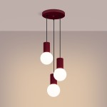 Lampa wisząca Halo w kolorze burgundowym z trzema oprawami na żarówki G9. Kule świetlne zawieszone na czarnych linkach, z cylindrycznymi, żebrowanymi osłonami. Montaż sufitowy, minimalistyczny design.