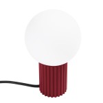 Lampa stołowa Halo w kolorze burgundowym z białą, okrągłą kloszem i teksturowanym, żebrowanym podstawą. Produkt stoi na płaskiej powierzchni, z widocznym kablem zasilającym.