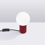 Lampa stołowa Halo 1xG9 w kolorze burgundowym z okrągłą, białą szklaną kulą na cylindrycznej, żebrowanej podstawie. Kabel z włącznikiem w kolorze czarnym. Produkt ustawiony na białym tle.