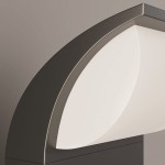 Grafitowa lampa ogrodowa LED Stock H80 o mocy 7W, temperatura barwowa 3000K. Widok z boku na zaokrągloną, matową klosz, który delikatnie rozprasza światło, oraz elegancką, prostą podstawę. Tło w jednolitym odcieniu.