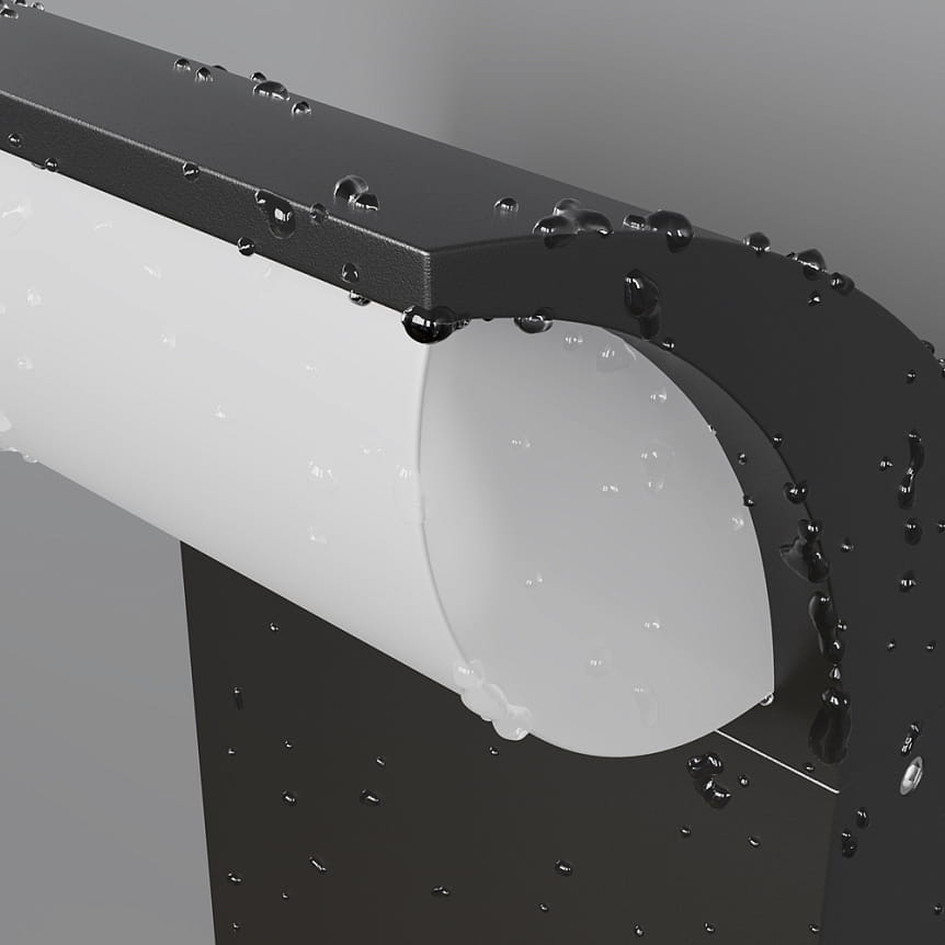Kinkiet elewacyjny LED 7W 3000K w kolorze grafitowym, z zaokrąglonym kloszem w białym kolorze. Widoczna struktura powierzchni z kroplami wody, co sugeruje odporność na warunki atmosferyczne. Kąt ujęcia zbliżeniowy na detal.