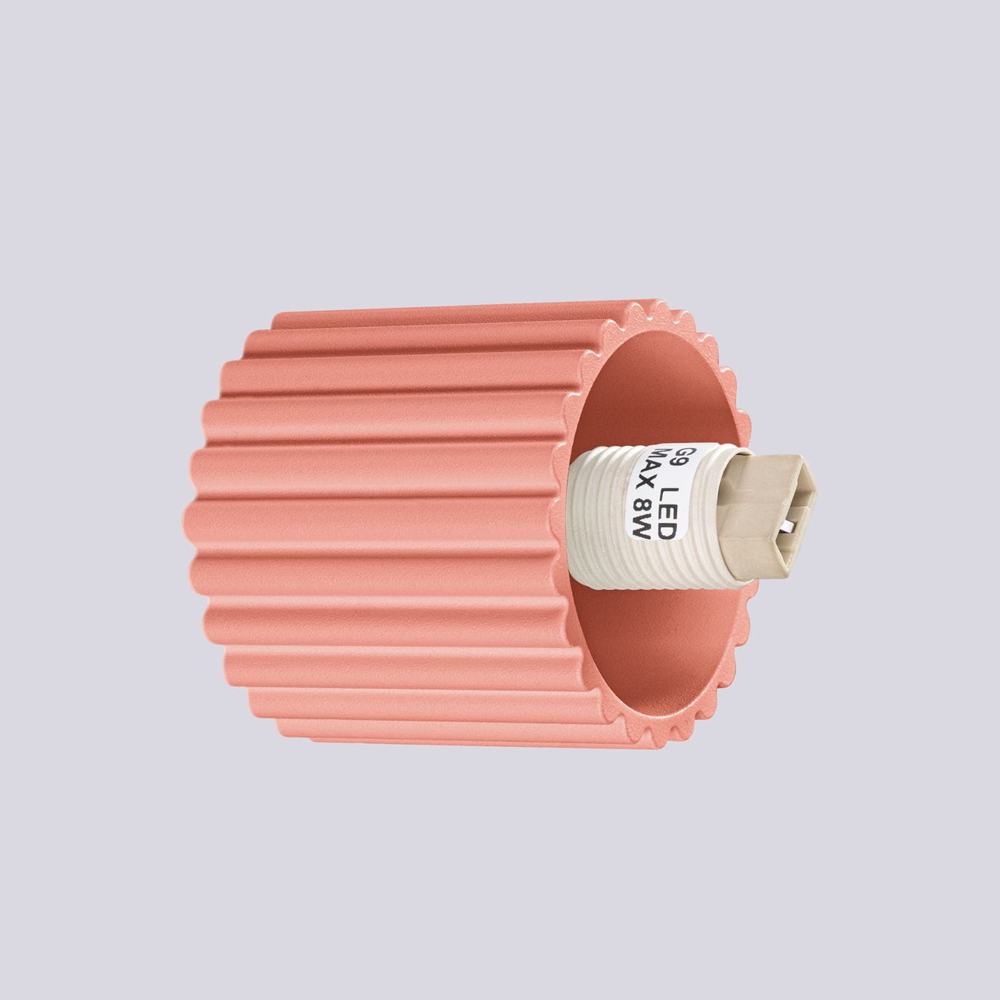 Kinkiet Halo 1xG9 IP44 w kolorze brzoskwiniowym, o fakturze żłobionej, z oprawą dla żarówki G9. Ujęcie z boku, ukazujące wnętrze z gniazdem na żarówkę. Tło w odcieniu jasnoszarym.