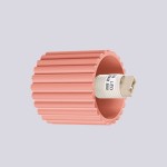 Kinkiet Halo 1xG9 IP44 w kolorze brzoskwiniowym, o fakturze żłobionej, z oprawą dla żarówki G9. Ujęcie z boku, ukazujące wnętrze z gniazdem na żarówkę. Tło w odcieniu jasnoszarym.