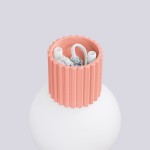 Kinkiet Halo 1xG9 IP44 w kolorze brzoskwiniowym, z widocznym gwintem i białymi przewodami. Ujęcie z góry, pokazujące fakturowaną obudowę i miejsce na żarówkę, na tle jasnoszarym.